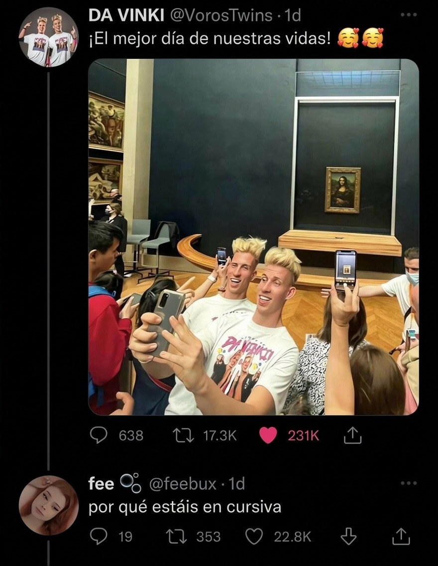 Dos personas tomándose una selfie frente a la Mona Lisa, una de las imágenes tan confusas como divertidas.