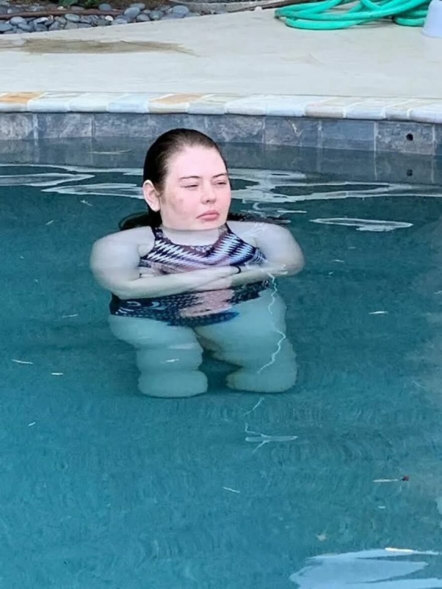 Efecto de la refracción del agua en una piscina creando imagenes divertidas de una mujer