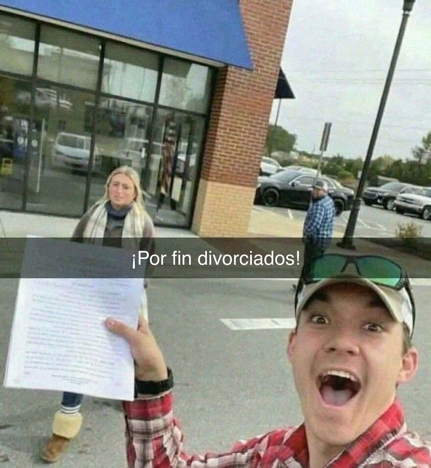 Hombre sonriente mostrando papeles con texto Por fin divorciados en una serie de imagenes confusas y divertidas