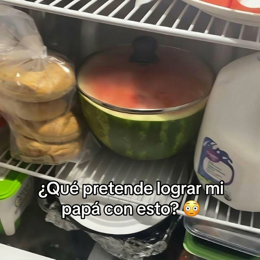 Sandía cortada a la mitad dentro del refrigerador cubierta con una tapa de olla, entre imágenes confusas.