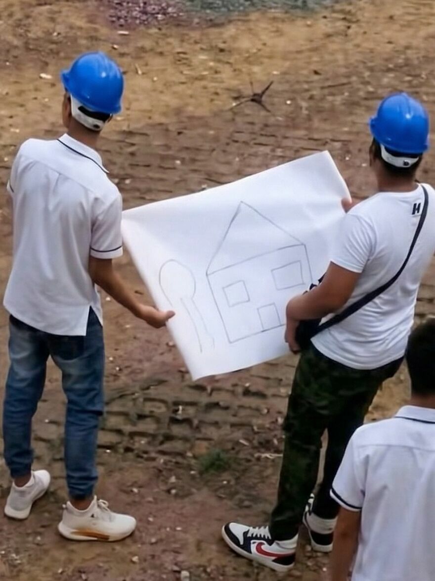 Trabajadores de la construcción sosteniendo un boceto infantil de una casa, entre imágenes confusas.