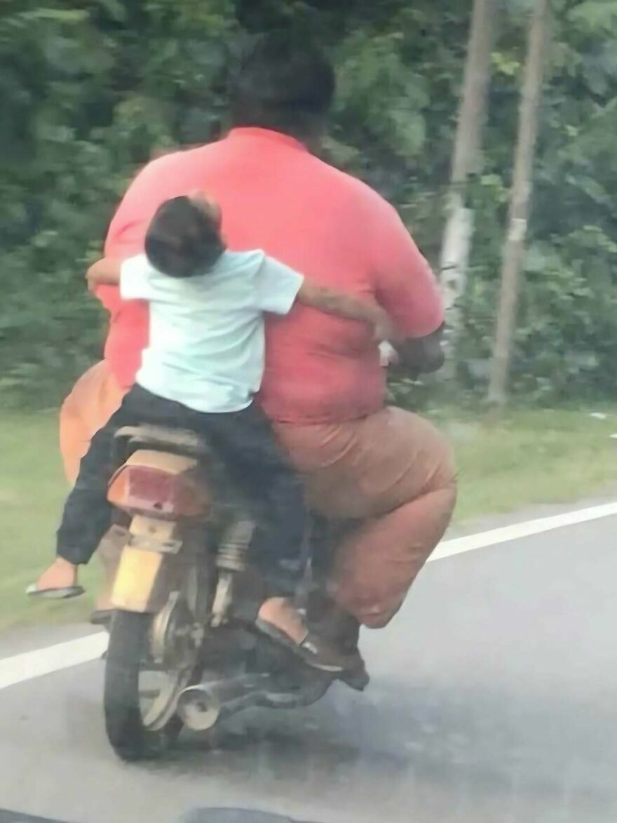 Niño abrazando la espalda de un hombre en motocicleta, ejemplo de imágenes confusas en la calle.