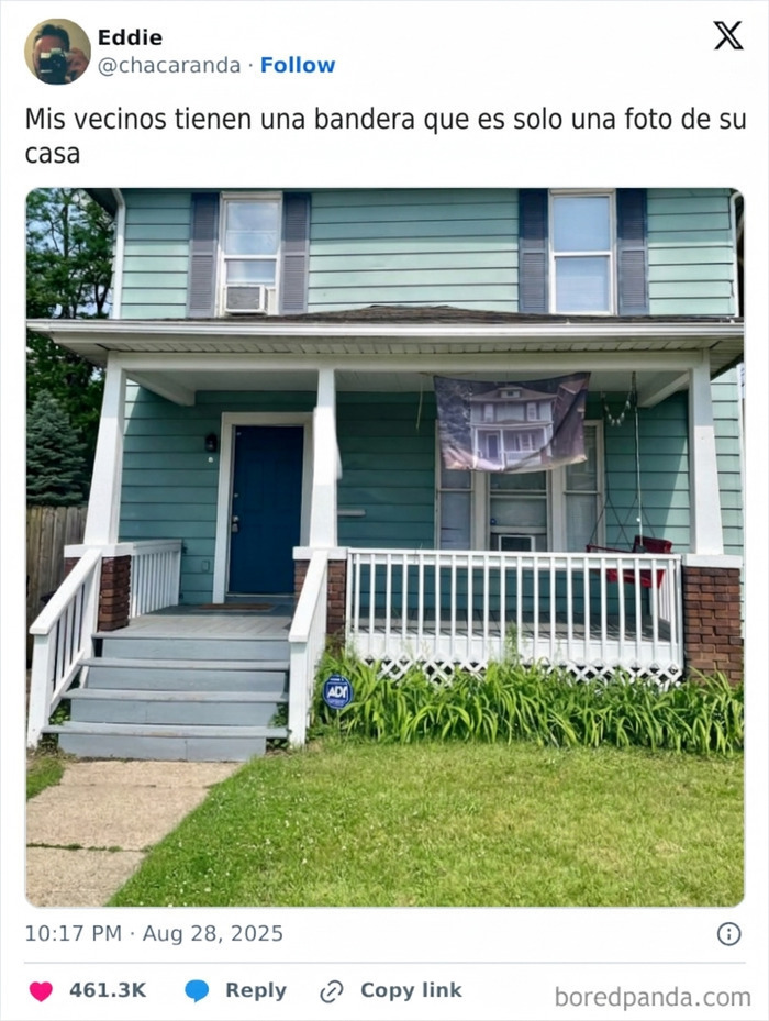 Vecinos muestran bandera con foto de su propia casa en el porche