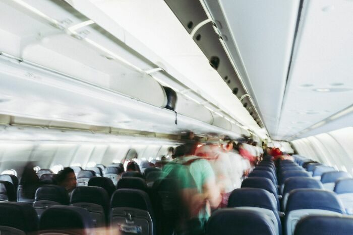 Pasajeros de avión maleducados al abordar y caminar por el pasillo del avión