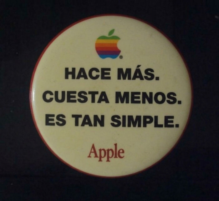 Botón vintage de Apple con lema que dice hace más cuesta menos es tan simple palabras de Apple