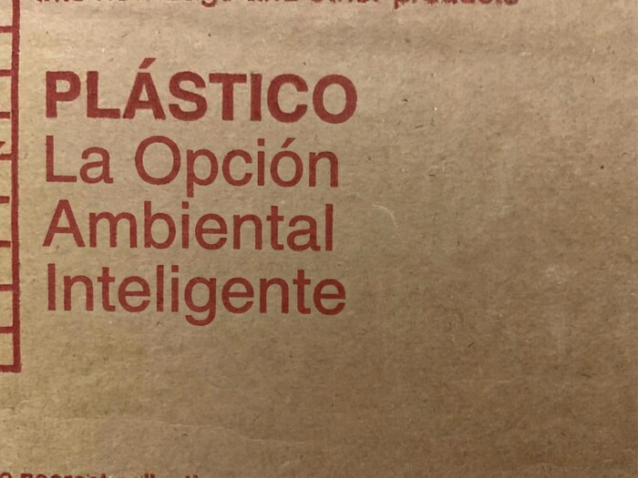 Cartón con mensaje irónico sobre plástico como opción ambiental inteligente