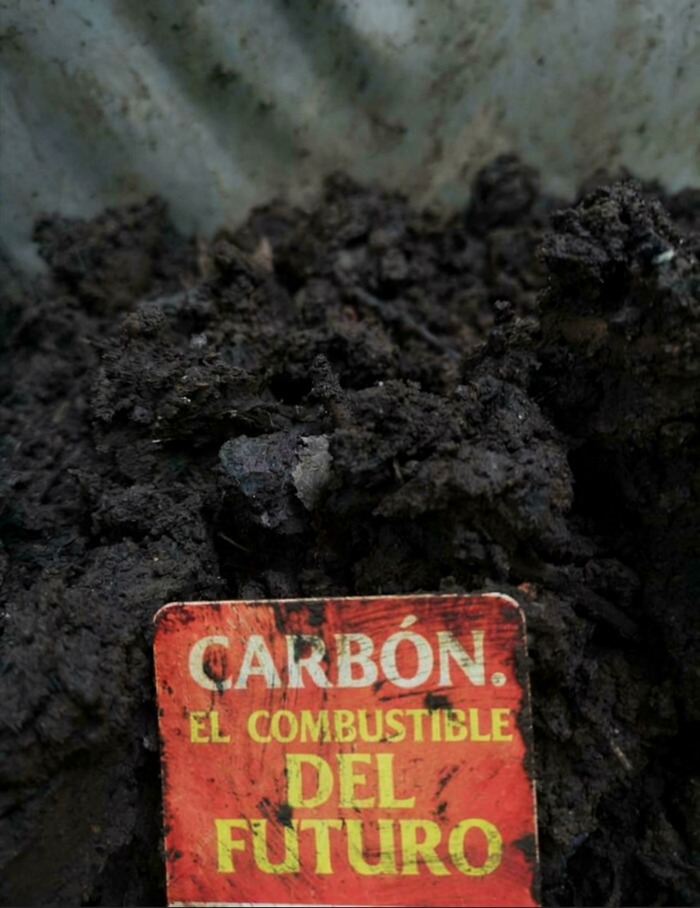 Cartel viejo con texto carbón combustible del futuro.