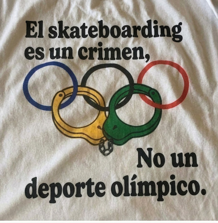 Camiseta con frase contra skateboarding como deporte olímpico con anillos olímpicos en forma de esposas