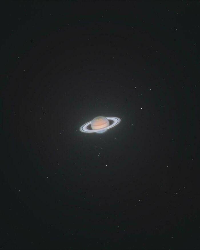 Imagen del planeta Saturno con sus anillos en el espacio