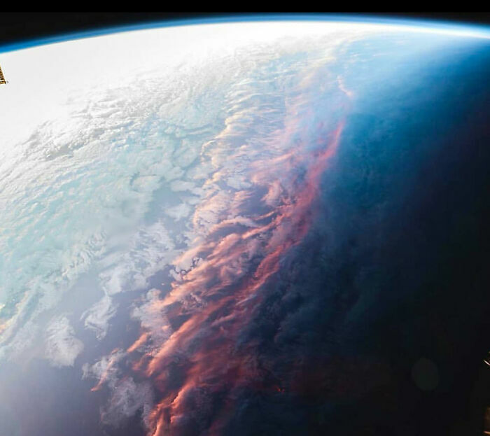 Vista de la Tierra desde el espacio mostrando la atmósfera y nubes