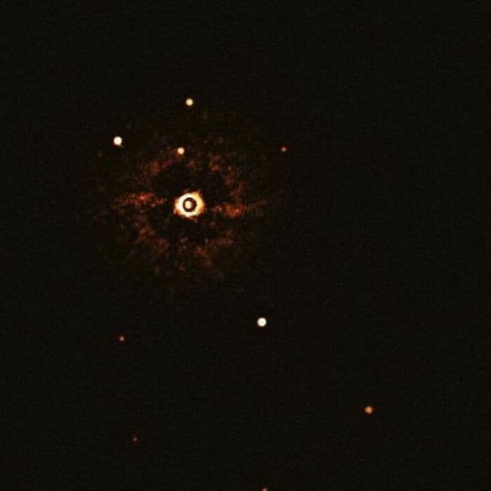 Imagen oscura con iluminaciones puntuales en el espacio estelar