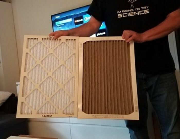 Filtro de aire limpio comparado con filtro sucio usado en interior hogar