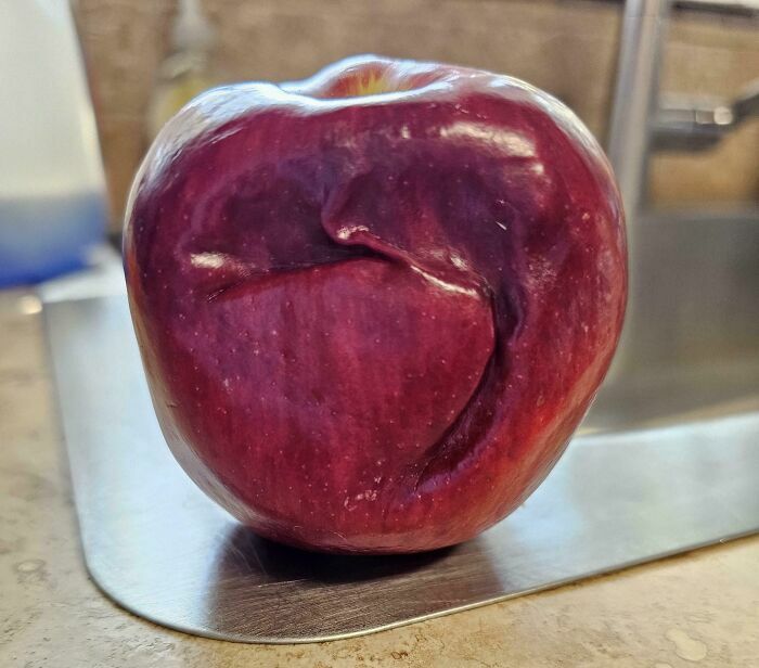 Manzana roja con forma de corazón y hendidura