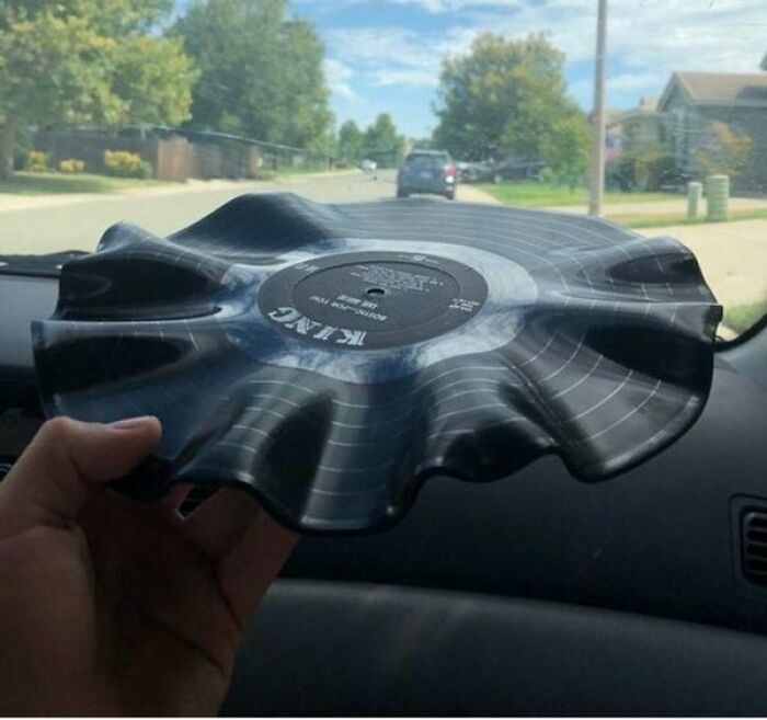 Vinilo deformado y arrugado sostenido dentro de automóvil para ¿Qué pasaría si