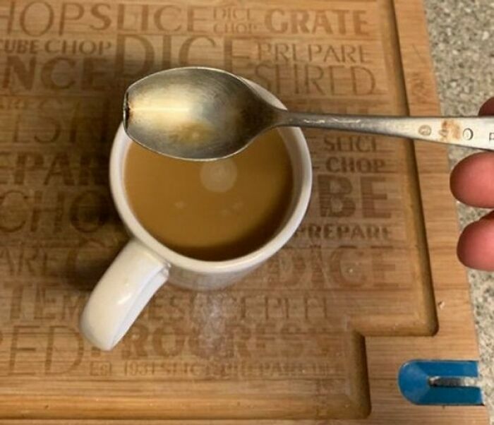 Taza con café y cuchara deformada en imagen para ¿Qué pasaría si