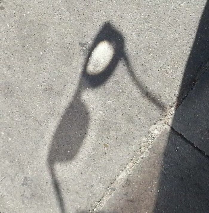 Sombra distorsionada sobre pavimento en imagen curiosa de ¿Qué pasaría si