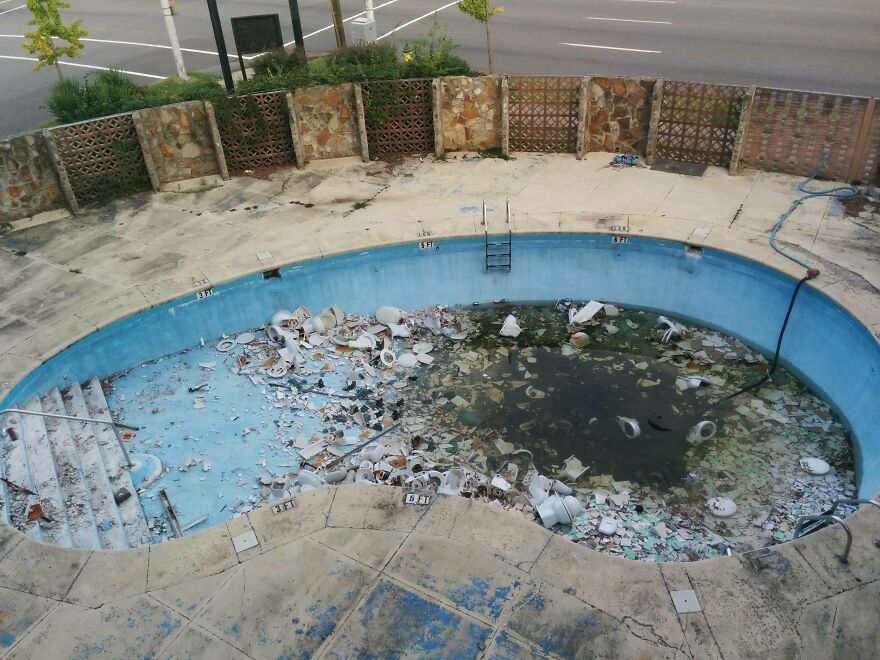 Piscina sucia y abandonada con escombros en hotel