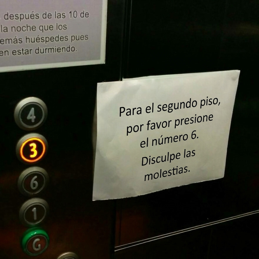 Nota en ascensor con instrucciones confusas en hotel