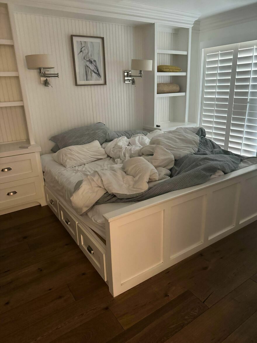 Cama desordenada en habitación blanca de hotel o Airbnb