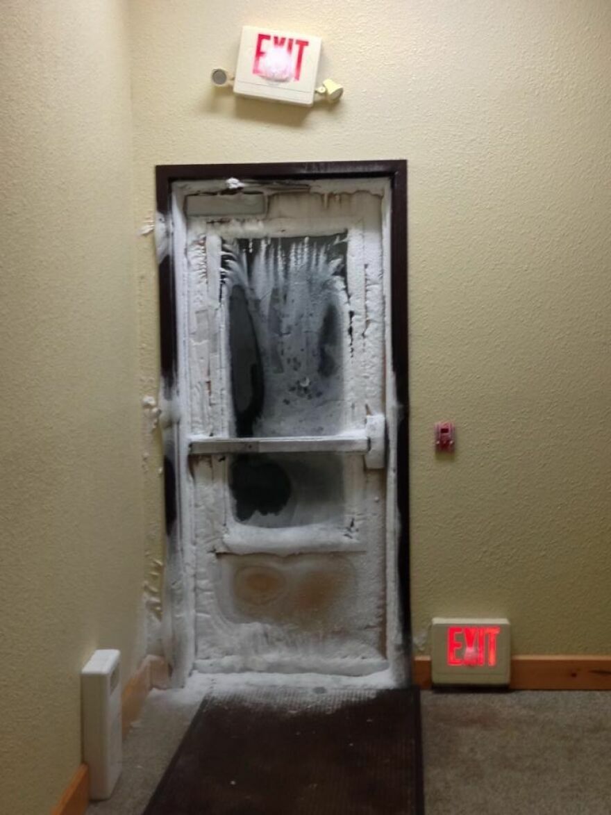 Puerta de salida de emergencia congelada en hotel o Airbnb