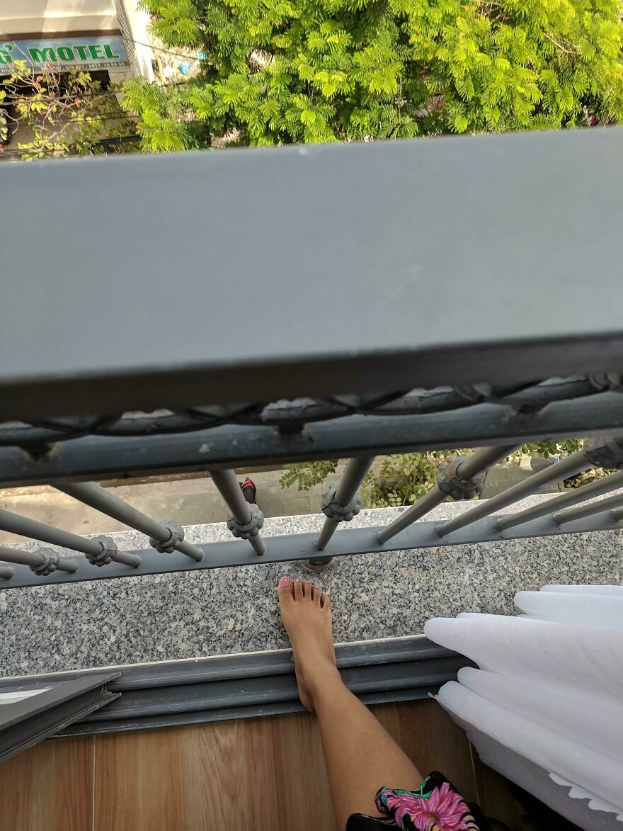 Balcon con espacio muy reducido para seguridad en alojamiento