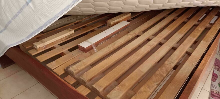 Cama sin colchón solo con tablones de madera en hotel con fallos sorprendentes