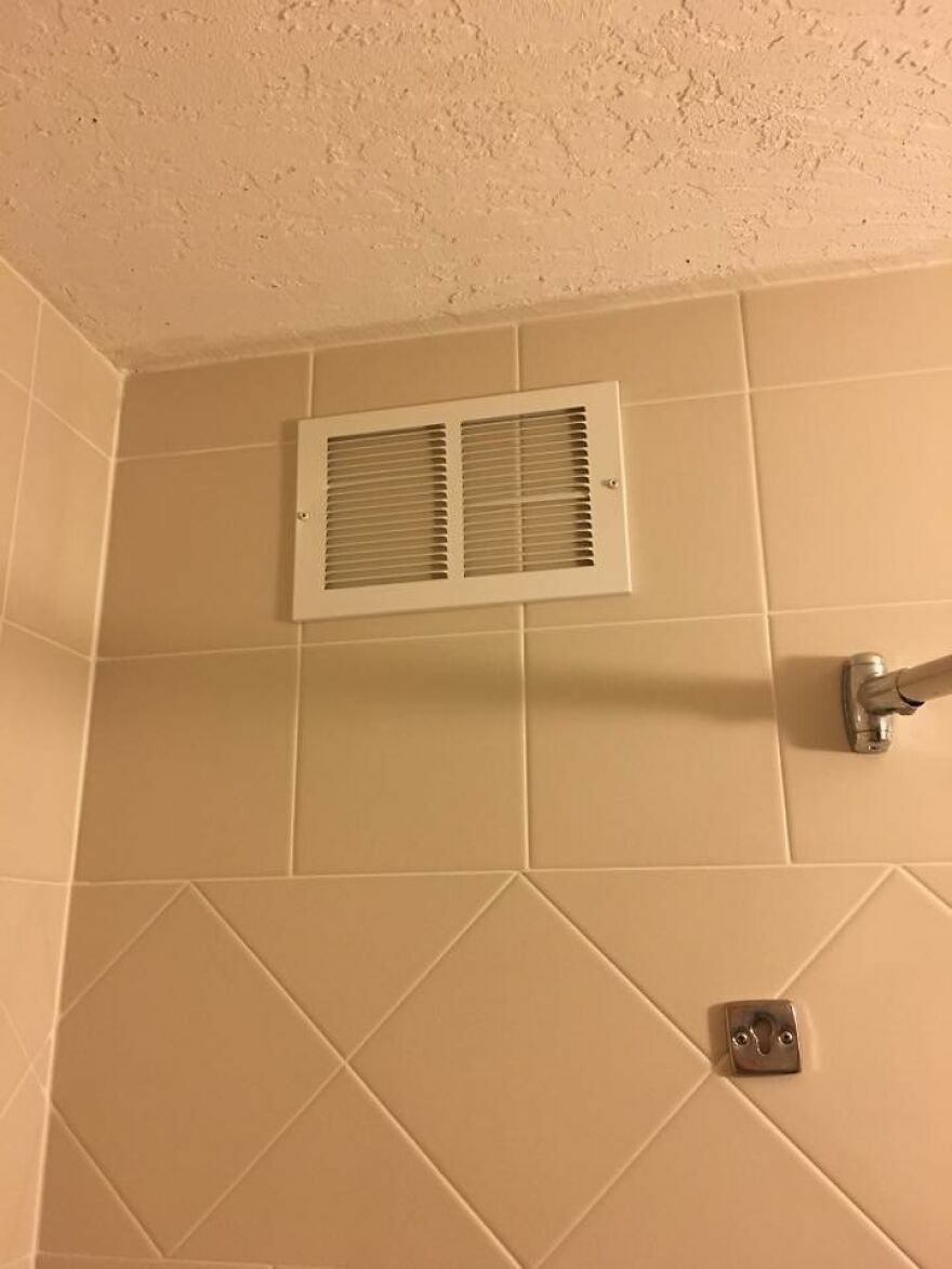 Ventilación mal ubicada en la pared de ducha en hotel con fallos sorprendentes