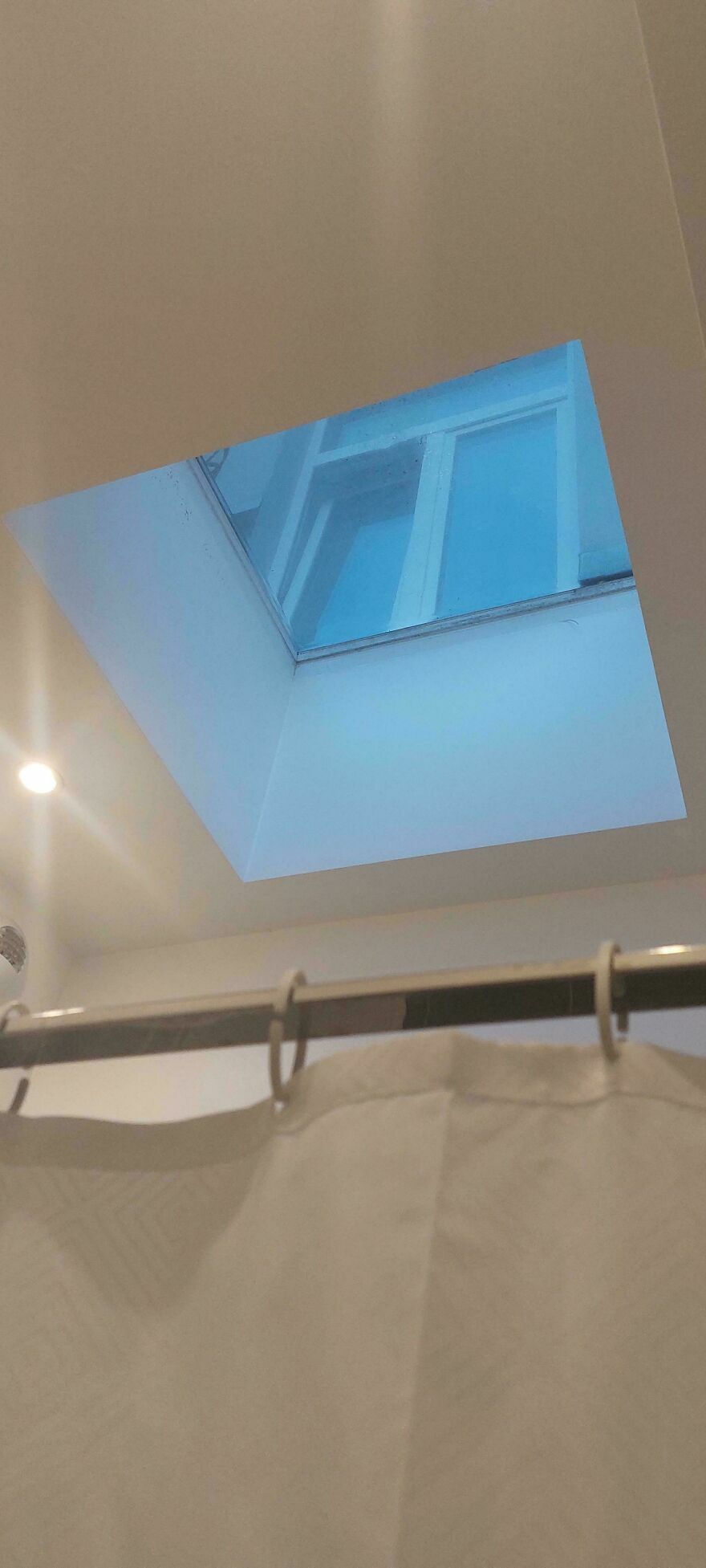 Error en hotel con tragaluz en baño que muestra ventana en techo