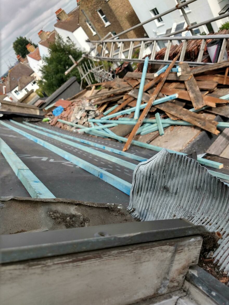 Techo en reparación desordenada en fallos de alojamientos