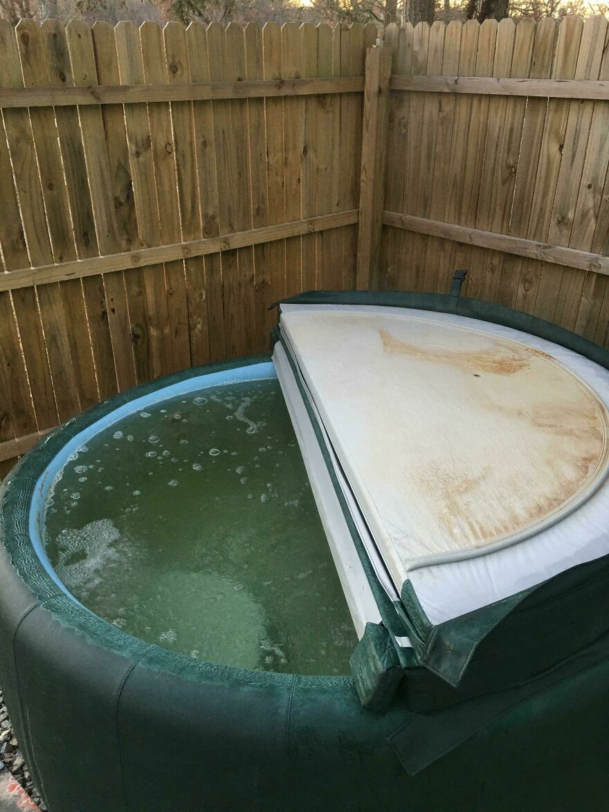 Jacuzzi sucio y mal cubierto en accidente de hotel y Airbnb