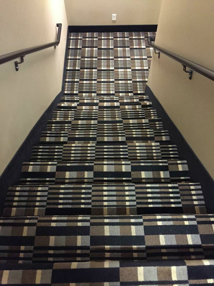 Escaleras del hotel con alfombra que engaña visualmente