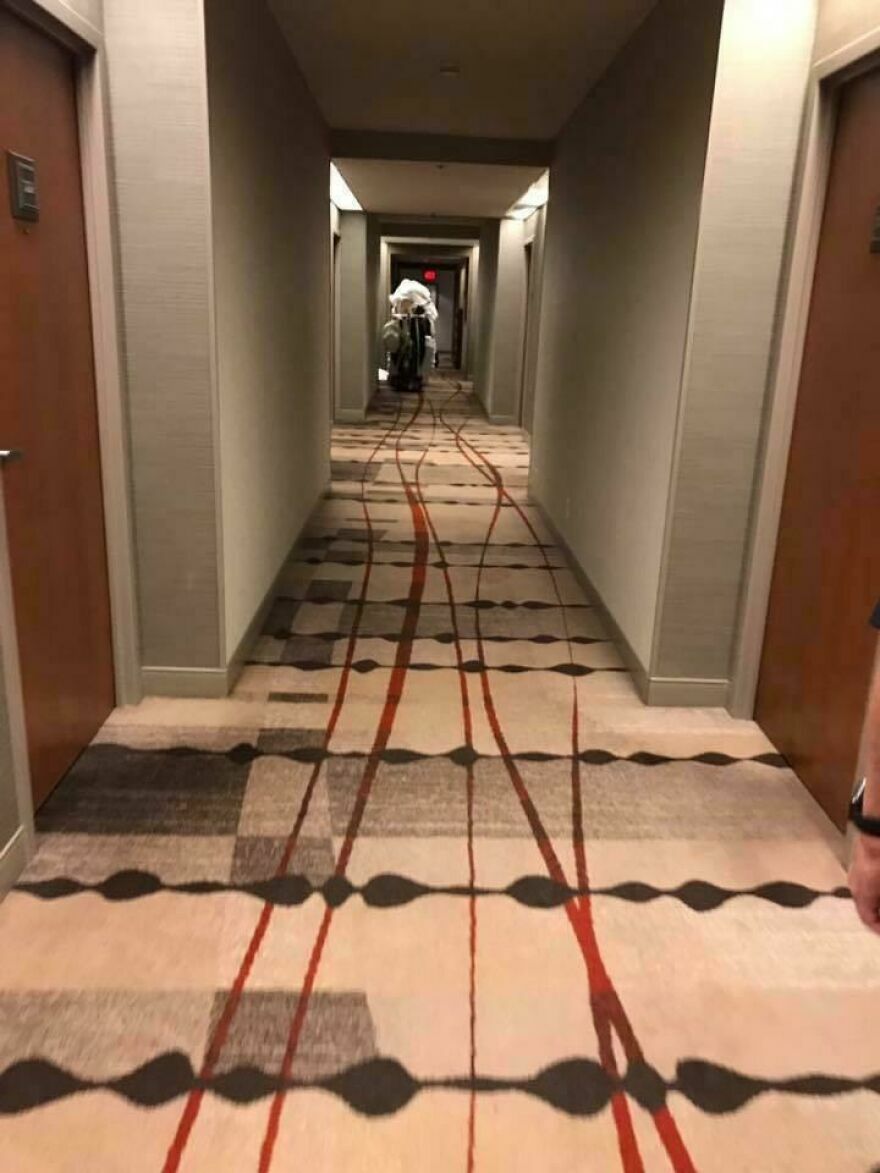 Error visual en hotel con alfombra de pasillo que parece líneas continuas