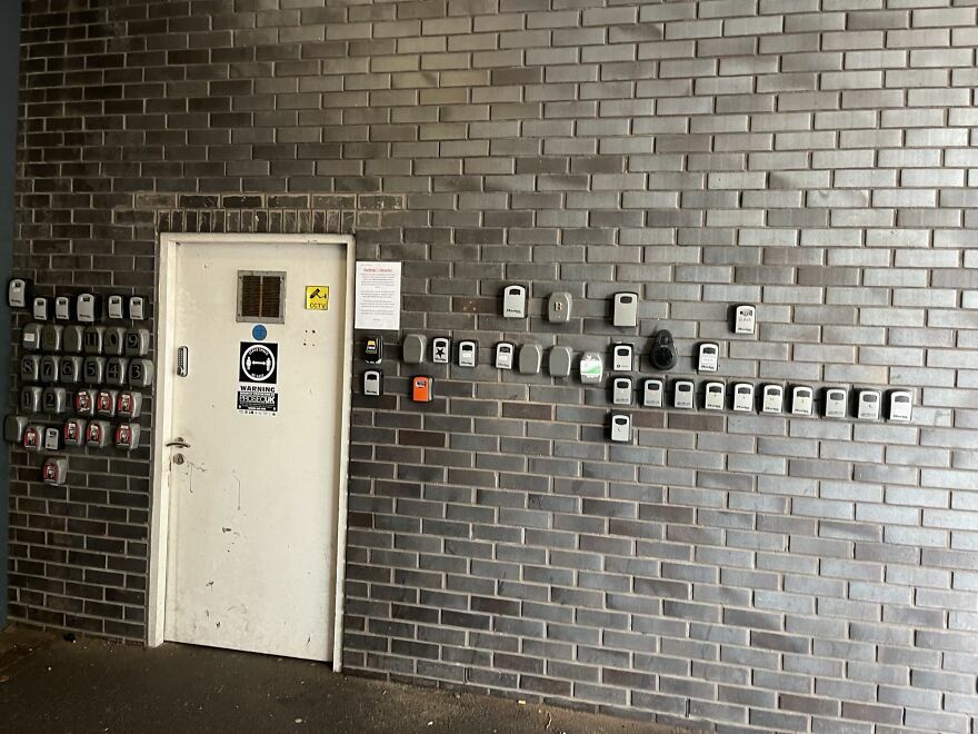 Pared con muchos timbres y sensores fuera de hotel