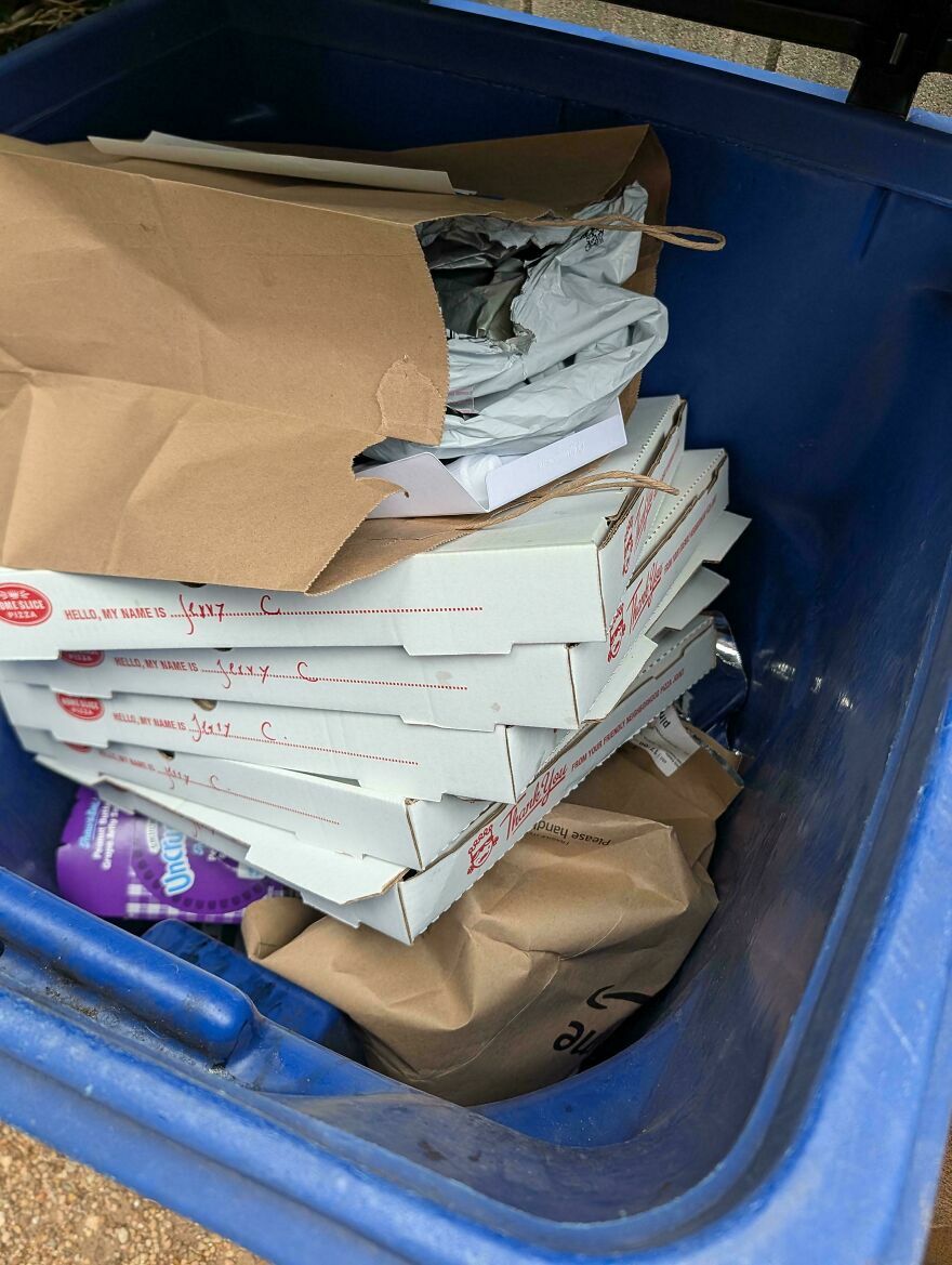 Contenedor con cajas y bolsas de comida para llevar en Airbnb