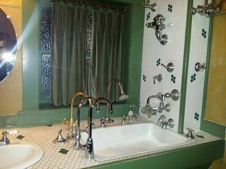 Lavabo con múltiples grifos y duchas poco prácticos en hotel