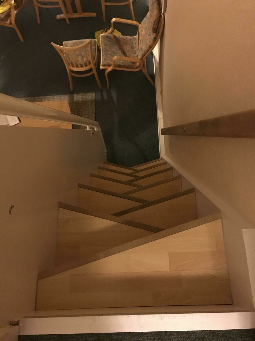 Escalera con diseño difícil y riesgoso en hotel o Airbnb