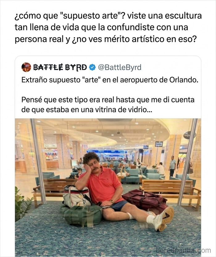 Escultura en aeropuerto de Orlando confundida con persona real por su realismo