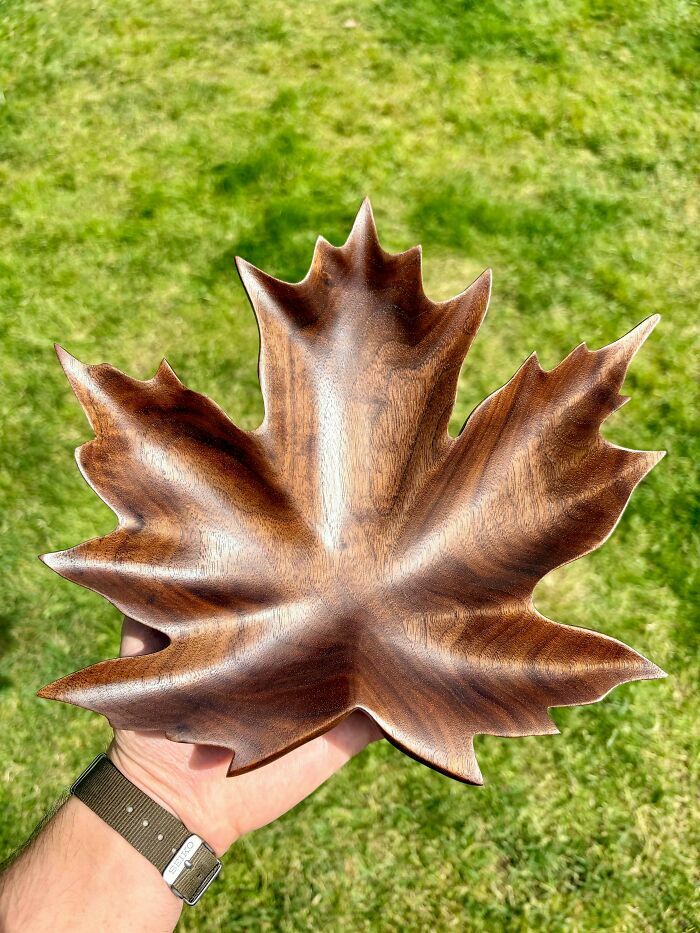 Creación genial de plato de madera en forma de hoja de arce