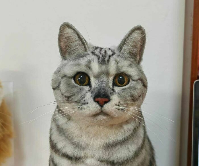 Escultura hiperrealista de gato gris obra genial