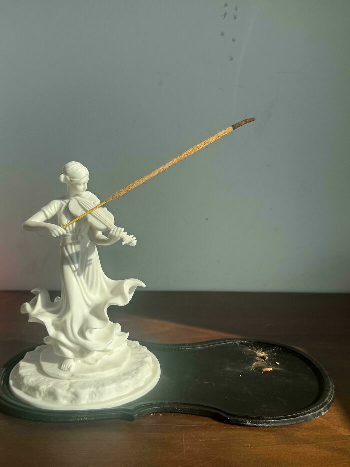 Escultura creativa de violinista con incensario en forma de violín