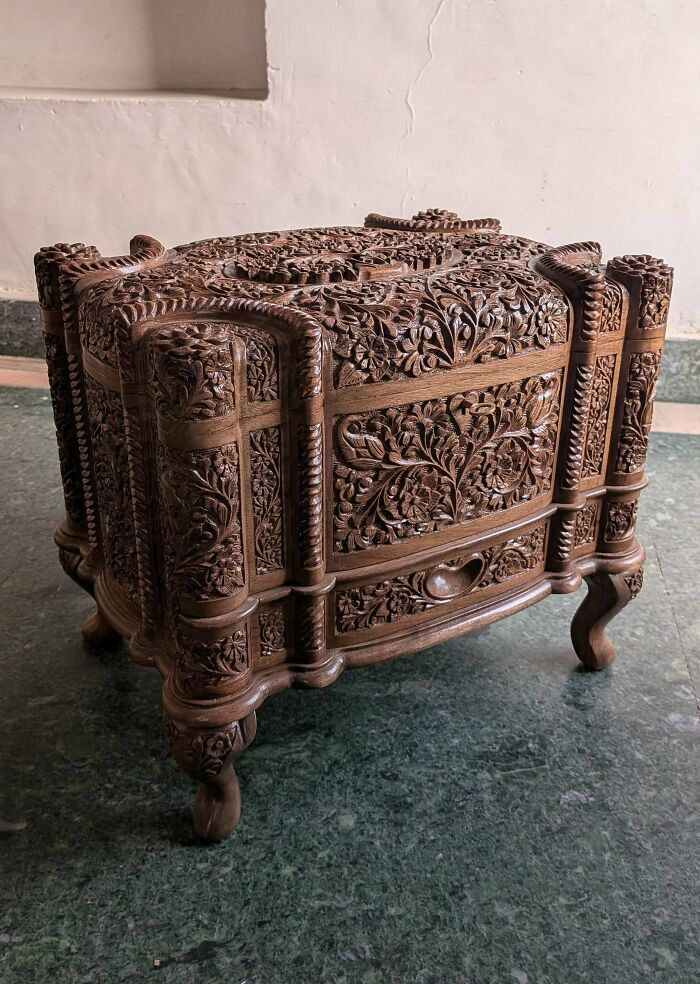 Caja de madera tallada con detalles florales, creación genial artesanal