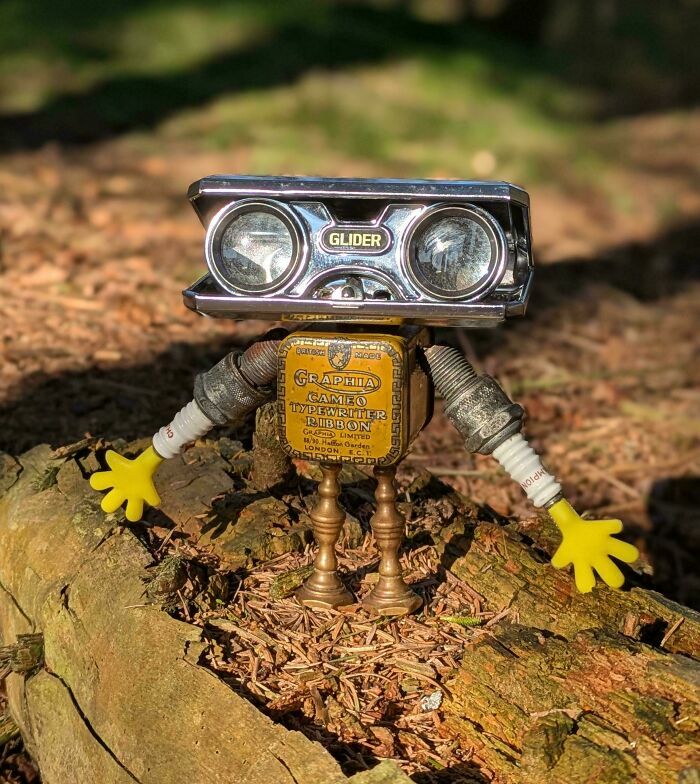 Figura hecha con piezas recicladas como una creación genial y creativa al aire libre