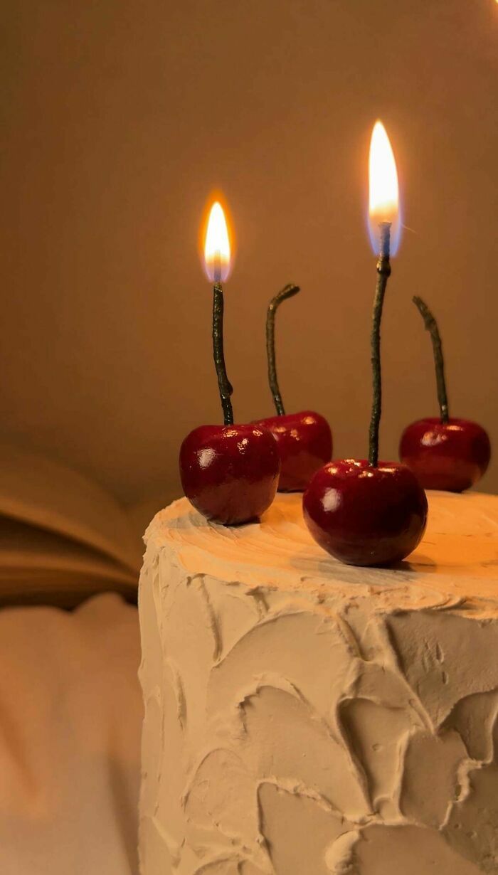 Tarta con velas hechas de cerezas encendidas creatividad geniales