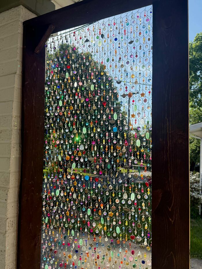 Panel de cristal decorado con cuentas de colores en creación genial