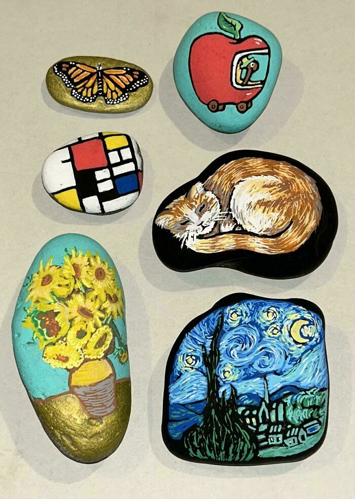 Piedras pintadas a mano con arte que incluye flores y gatos