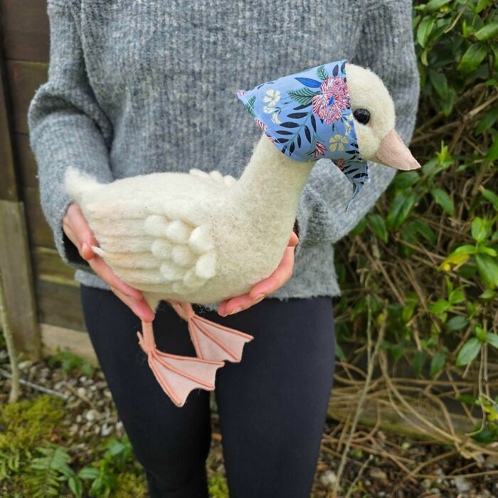 Muñeca artesanal en forma de pato con bufanda azul floral