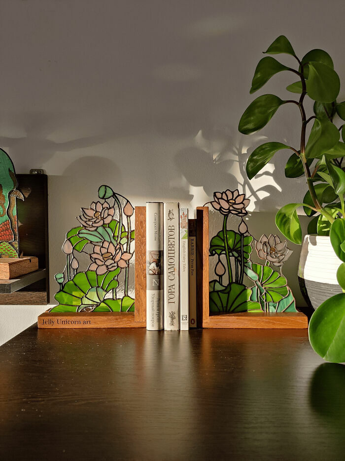 Sujetalibros artesanales de vidrio con diseño de flores y hojas como creación genial