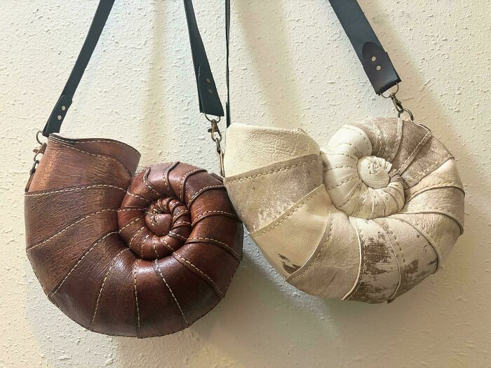 Bolsos en forma de conchas marinas como creaciones geniales de cuero artesanal