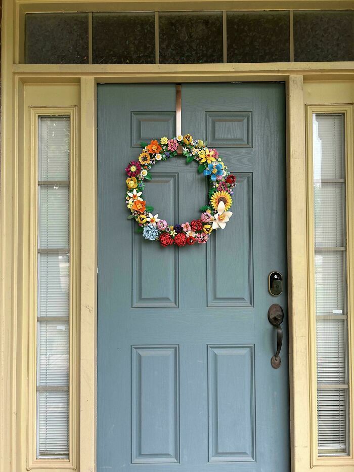 Guirnalda de flores coloridas como creación genial para decoración de puerta
