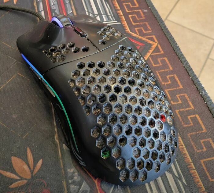 Ratón de computadora con superficie perforada que acumula suciedad